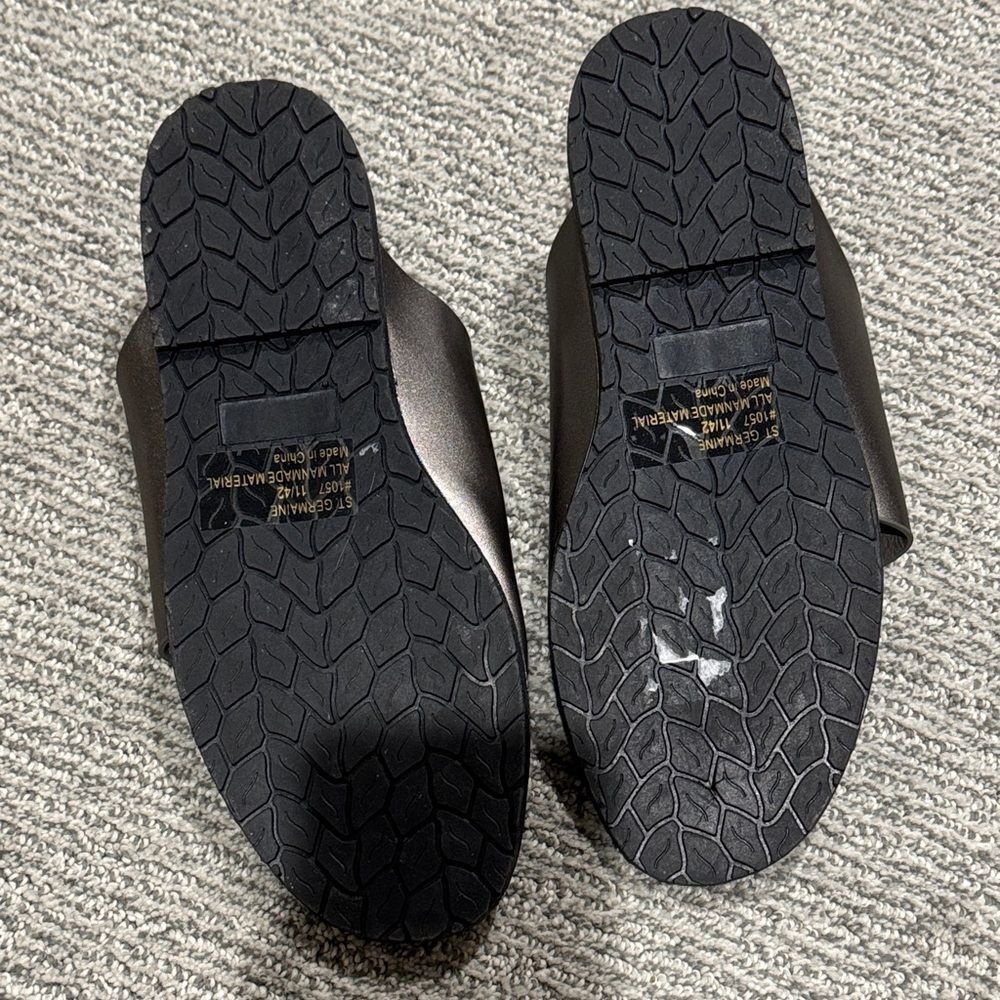 Elegant Women's Sandals in Metallic Pewter - Picture 2 of 2